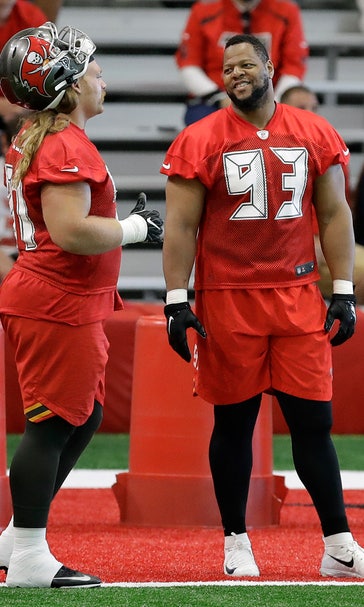 Ndamukong Suh practices with Buccaneers for first time